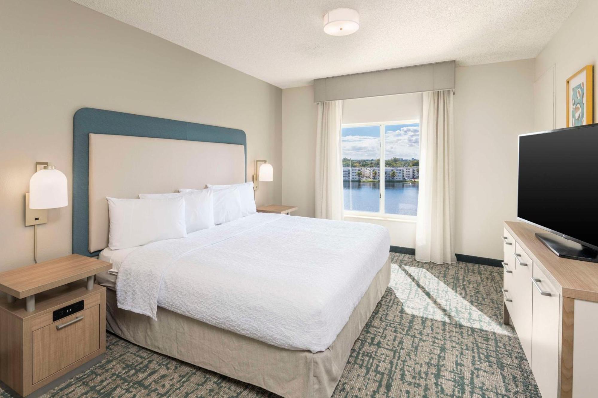 โฮมวูด สวีทส์ ไมอามี่ แอร์พอร์ต บลู ลาโก้ออน โฮเต็ล Hotel ภายนอก รูปภาพ