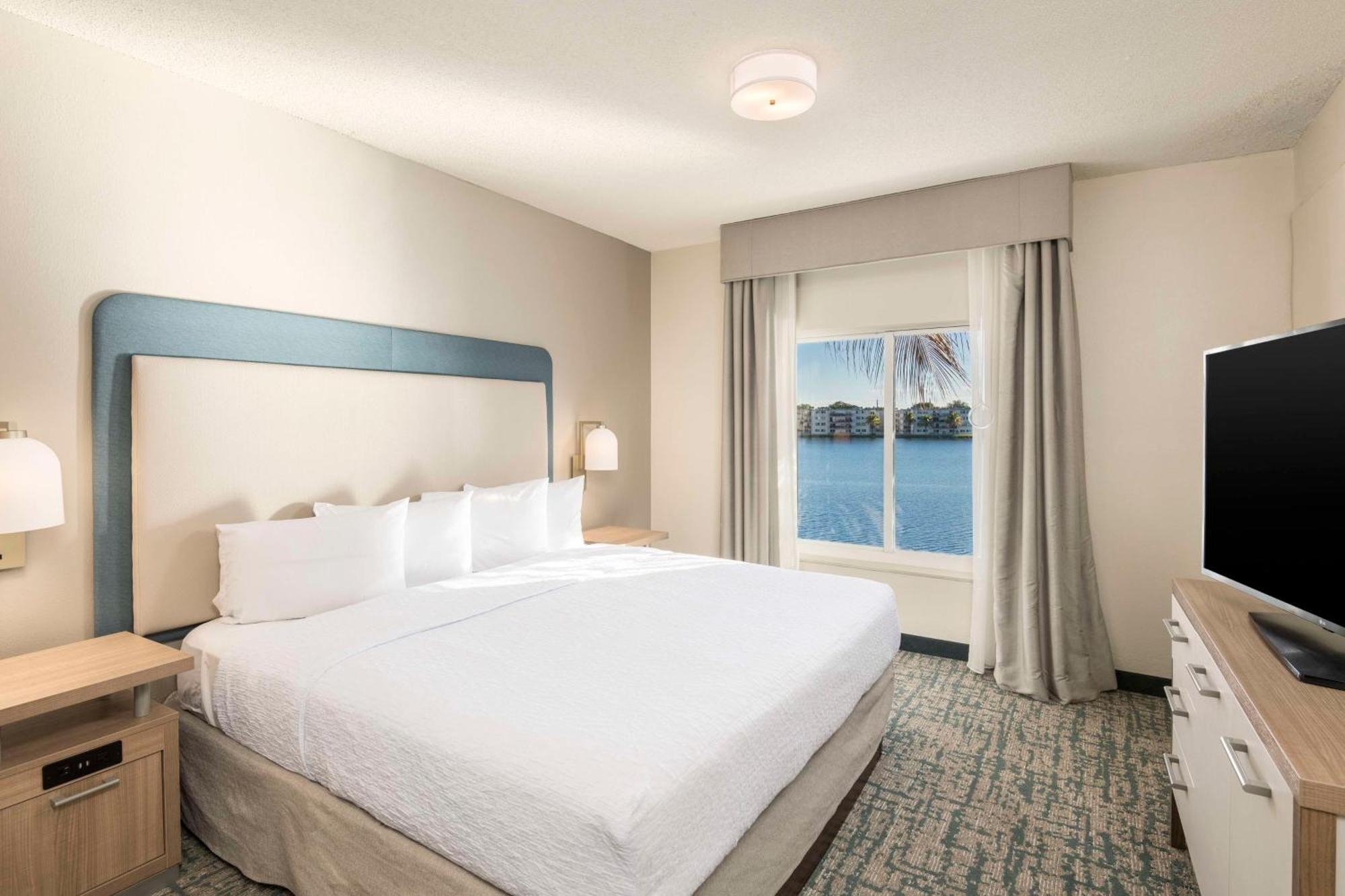 โฮมวูด สวีทส์ ไมอามี่ แอร์พอร์ต บลู ลาโก้ออน โฮเต็ล Hotel ภายนอก รูปภาพ