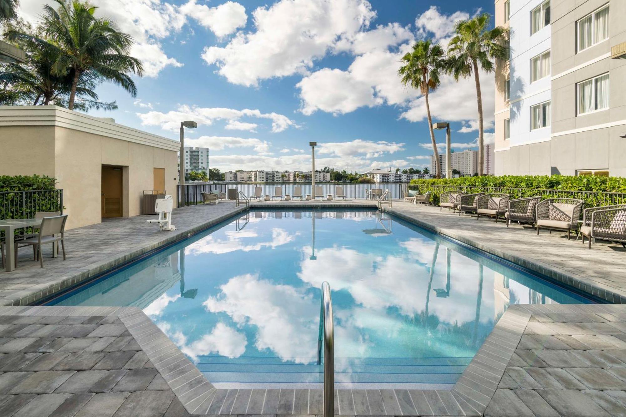 โฮมวูด สวีทส์ ไมอามี่ แอร์พอร์ต บลู ลาโก้ออน โฮเต็ล Hotel ภายนอก รูปภาพ